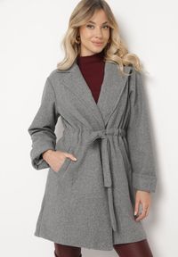 Born2be - Ciemnoszary Płaszcz o Szlafrokowym Kroju z Marszczeniem w Talii i Wiązanym Paskiem Sartissa. Okazja: na co dzień. Kolor: szary. Materiał: jeans. Długość rękawa: długi rękaw. Długość: długie. Styl: casual, elegancki, klasyczny #1