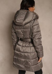 Renee - Szara Pikowana Kurtka z Nieodpinanym Kapturem o Długim Kroju z Paskiem Lidassea. Okazja: na co dzień. Kolor: szary. Materiał: jeans. Długość: długie. Styl: casual