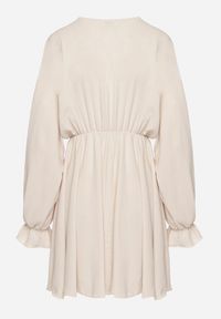 Born2be - Jasnobeżowa Sukienka o Rozkloszowanym Kroju z Ozdobnymi Mankietami Terellea. Okazja: na co dzień. Kolor: beżowy. Materiał: jeans. Długość rękawa: długi rękaw. Styl: klasyczny, casual, elegancki #6