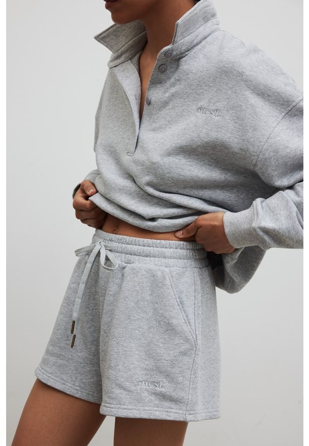 Marsala - Szorty z dzianiny dresowej w kolorze GREY MELANGE - BREEZE-S. Okazja: na co dzień. Materiał: dresówka, dzianina. Wzór: haft, melanż. Styl: casual