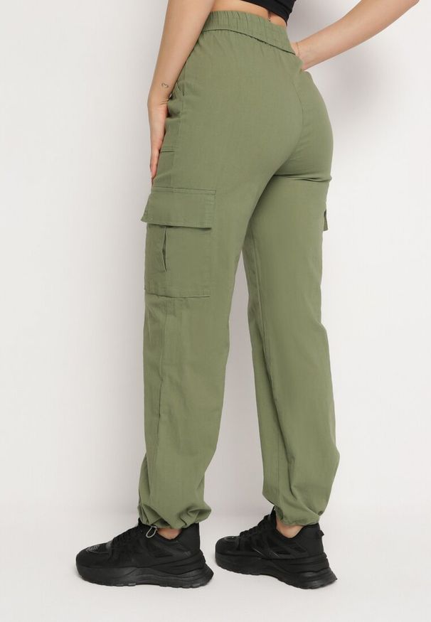 Born2be - Zielone Bawełniane Bojówki z Naszytymi Kieszeniami i Ściągaczami Spodnie Rinea. Stan: podwyższony. Kolor: zielony. Materiał: bawełna. Wzór: aplikacja