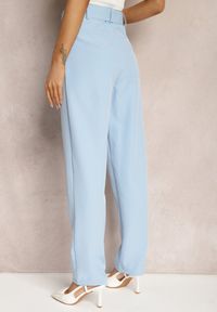 Renee - Jasnoniebieskie Spodnie Garniturowe High Waist z Paskiem Wenus. Okazja: na co dzień, na spotkanie biznesowe. Stan: podwyższony. Kolor: niebieski. Materiał: tkanina, materiał. Wzór: gładki, jednolity. Styl: biznesowy, casual #4