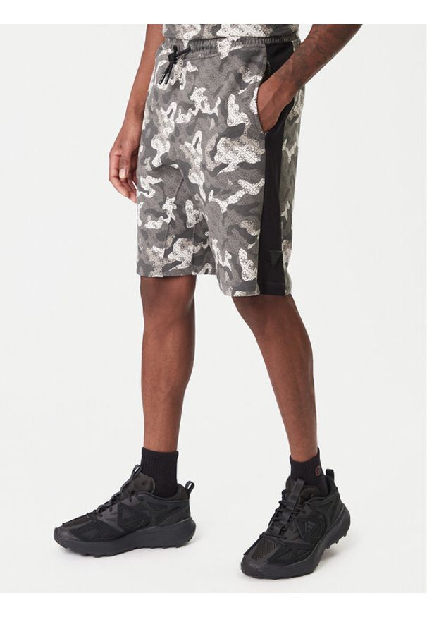 Guess Szorty sportowe Z6RD00 K9YI1 Szary Regular Fit. Kolor: szary. Materiał: bawełna. Styl: sportowy