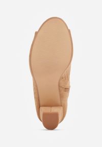 Born2be - Ciemnobeżowe Ażurowe Sandały Vices na Słupku z Otwartym Noskiem Oliri. Okazja: na co dzień. Nosek buta: otwarty. Zapięcie: zamek. Kolor: beżowy. Wzór: ażurowy. Materiał: zamsz. Obcas: na słupku. Styl: boho, casual, klasyczny, elegancki. Wysokość obcasa: średni #4