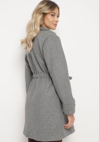 Born2be - Ciemnoszary Płaszcz o Szlafrokowym Kroju z Marszczeniem w Talii i Wiązanym Paskiem Sartissa. Okazja: na co dzień. Kolor: szary. Materiał: jeans. Długość rękawa: długi rękaw. Długość: długie. Styl: casual, elegancki, klasyczny #6