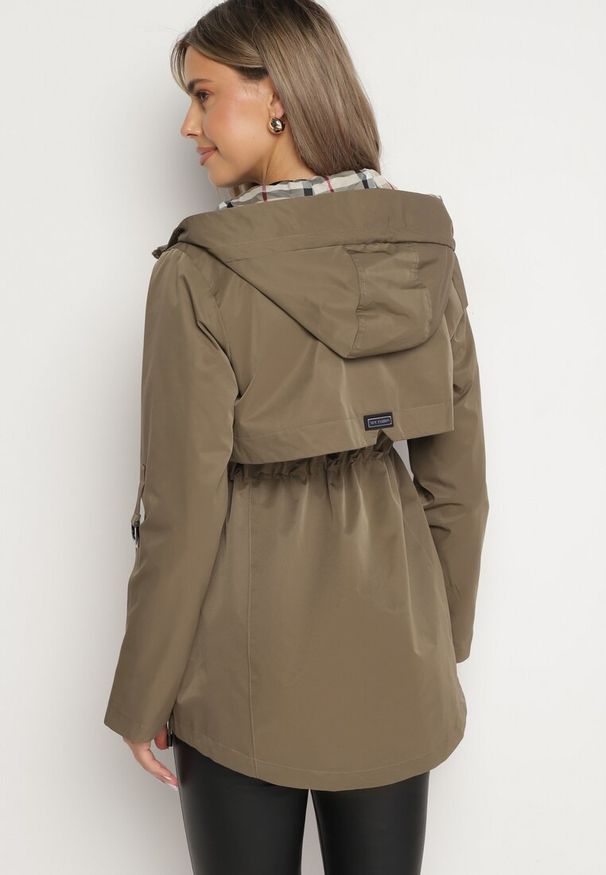 Born2be - Ciemnozielona Kurtka Parka z Kapturem i Kieszeniami z Możliwością Ściągnięcia w Talii Kailisse. Typ kołnierza: kaptur. Kolor: zielony. Materiał: tkanina