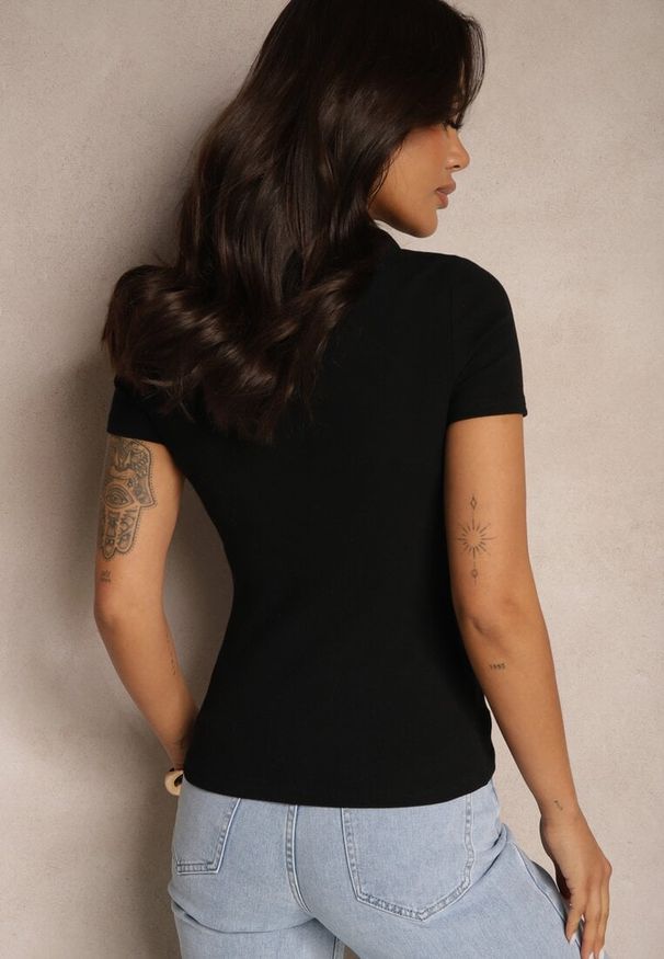Renee - Czarny Prążkowany T-shirt Polo z Bawełny Ozdobiony Guzikami Lilvivia. Okazja: na co dzień. Typ kołnierza: polo. Kolor: czarny. Materiał: bawełna, prążkowany. Wzór: aplikacja. Styl: klasyczny, elegancki, casual