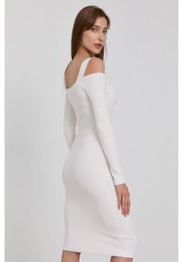 Guess Sukienka kolor biały mini dopasowana. Kolor: biały. Materiał: materiał, wiskoza, dzianina. Długość rękawa: długi rękaw. Wzór: gładki. Typ sukienki: dopasowane. Długość: mini #2