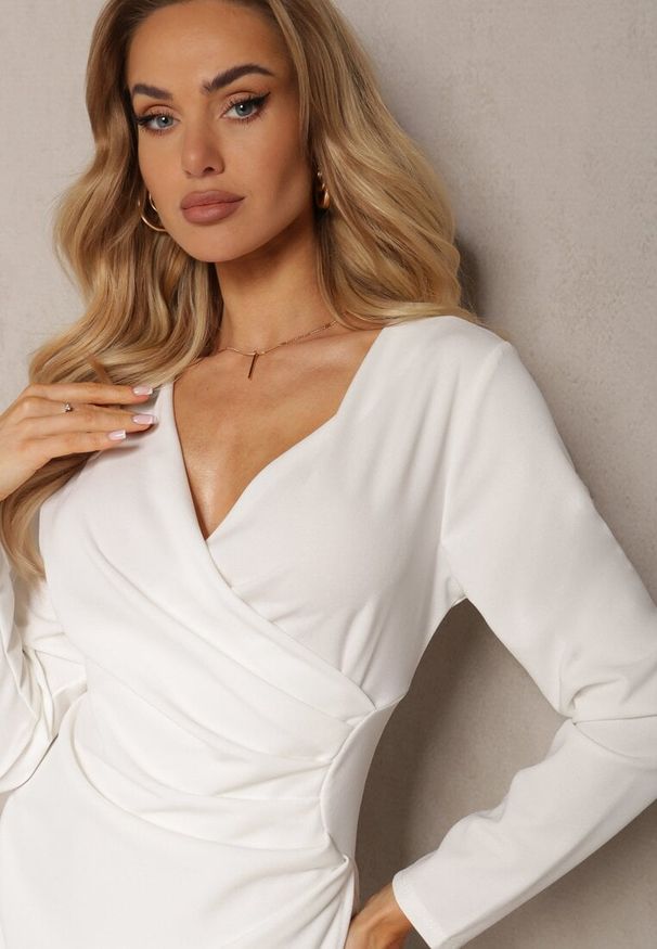 Renee - Biała Kopertowa Sukienka Drapowana w Talii Ejorunna. Okazja: na randkę, na imprezę. Kolor: biały. Typ sukienki: kopertowe. Styl: wizytowy, elegancki