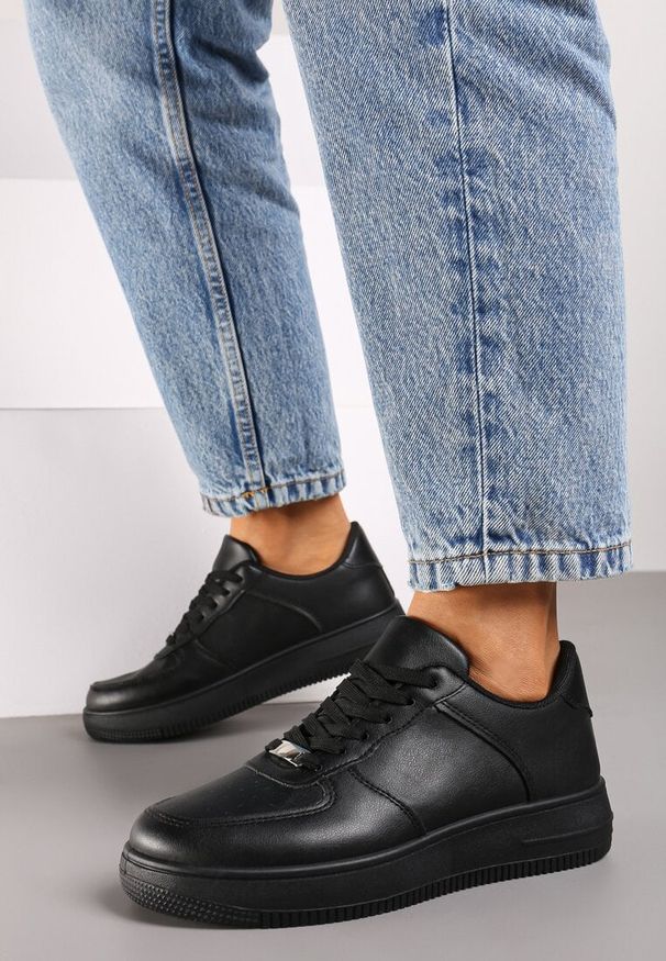Renee - Czarne Casualowe Sneakersy na Płaskiej Podeszwie ze Sznurowaniem Vlivora. Okazja: na co dzień. Zapięcie: pasek. Kolor: czarny. Materiał: jeans. Wzór: aplikacja. Obcas: na płaskiej podeszwie