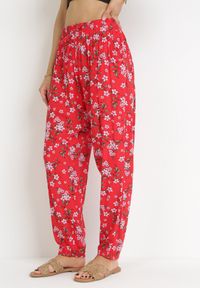 Born2be - Czerwone Wiskozowe Spodnie z Gumką w Pasie w Kwiaty Mitsutake. Stan: podwyższony. Kolor: czerwony. Materiał: wiskoza. Wzór: kwiaty