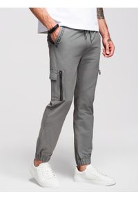 Ombre Clothing - Spodnie męskie joggery z kieszeniami cargo i printem – szare V4 - Rozmiar: XXL. Okazja: na co dzień. Kolor: szary. Materiał: materiał, tkanina, guma, elastan, bawełna, poliester. Wzór: nadruk. Styl: casual #1