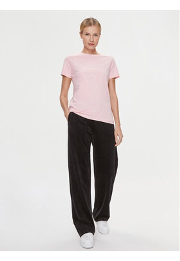 Guess T-Shirt Adele V2YI07 K8HM0 Różowy Regular Fit. Kolor: różowy. Materiał: bawełna