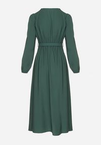 Born2be - Zielona Wiskozowa Sukienka o Rozkloszowanym Kroju z Paskiem z Klamerką Arilesse. Okazja: na co dzień. Typ kołnierza: dekolt w kształcie V. Kolor: zielony. Materiał: wiskoza. Długość rękawa: długi rękaw. Styl: elegancki, casual #7