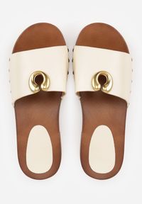 Born2be - Beżowe Klapki z Metaliczną Ozdobą i Nitami Noriche. Okazja: na co dzień. Kolor: beżowy. Wzór: aplikacja. Styl: casual, klasyczny #4