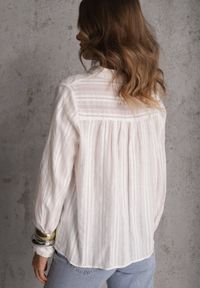 Renee - Biała Koszula z Bawełny ze Stójką Ozdobiona Koronkowymi Lamówkami Ilielia. Okazja: na co dzień, na randkę. Typ kołnierza: kołnierzyk stójkowy. Kolor: biały. Materiał: bawełna, koronka. Wzór: aplikacja. Styl: casual #2