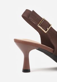 Renee - Brązowe Czółenka Slingback VICES z Tkaniny na Niskim Obcasie z Wkładką Soft-Pillow Orinysha. Okazja: na co dzień, do pracy, na spotkanie biznesowe. Nosek buta: szpiczasty. Zapięcie: pasek. Kolor: brązowy. Szerokość cholewki: normalna. Materiał: tkanina. Obcas: na obcasie. Styl: casual, biznesowy, elegancki. Wysokość obcasa: niski #7