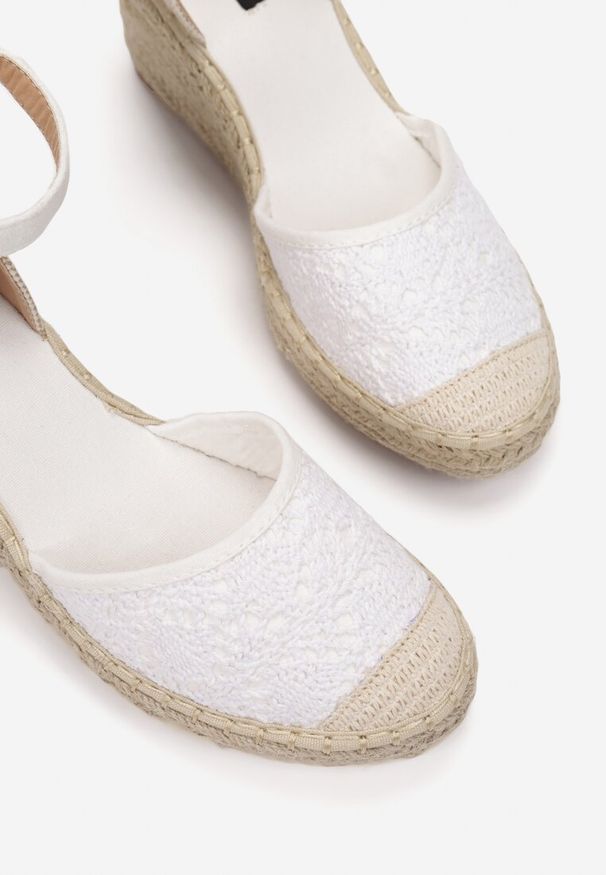 Born2be - Białe Sandały Synarope. Zapięcie: pasek. Kolor: biały. Wzór: gładki, ażurowy. Sezon: lato. Obcas: na koturnie