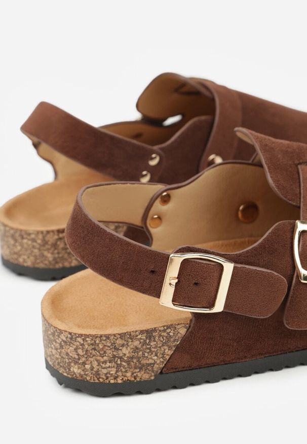 Born2be - Brązowe Sandały w Stylu Chodaków Ozdobione Klamrami Qyrraya. Okazja: na co dzień. Zapięcie: klamry. Kolor: brązowy. Materiał: jeans. Wzór: aplikacja. Sezon: lato. Styl: casual, elegancki