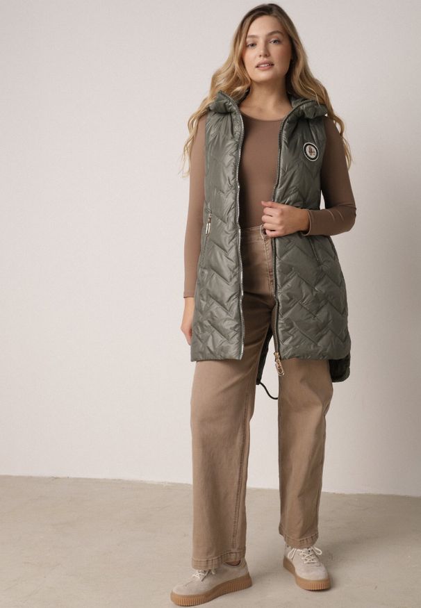 Born2be - Zielona Przejściowa Kamizelka Pikowana o Długim Kroju z Kapturem i Naszywką Harmaste. Okazja: na co dzień. Typ kołnierza: kaptur. Kolor: zielony. Materiał: jeans. Długość: długie. Wzór: aplikacja. Styl: casual