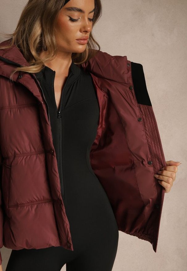 Renee - Bordowa Oversizowa Kurtka Puffer z Kapturem i Naszywką przy Rękawie Azine. Okazja: na co dzień. Typ kołnierza: kaptur. Kolor: czerwony. Materiał: dzianina, jeans. Wzór: aplikacja. Styl: casual