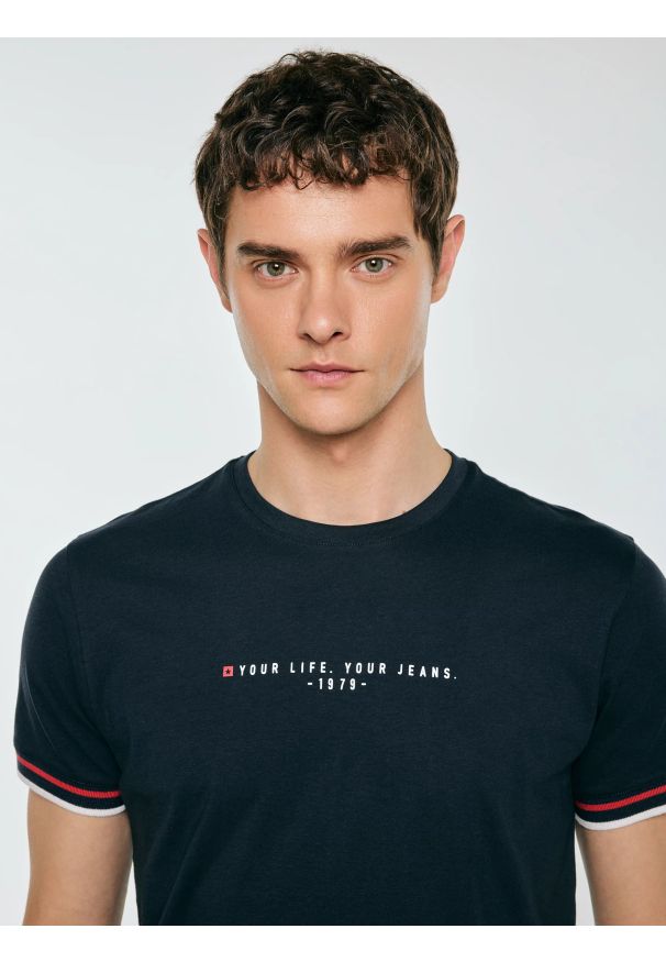 Big-Star - Koszulka męska z kontrastowym wykoŅczeniem granatowa Bortor 403. Kolor: niebieski. Materiał: bawełna. Wzór: nadruk