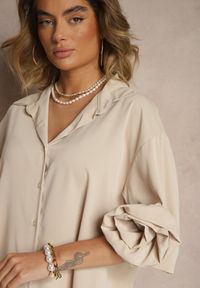 Renee - Beżowa Koszula Ozdobiona Kwiatami 3DTenisela. Okazja: na co dzień. Typ kołnierza: kołnierzyk klasyczny. Kolor: beżowy. Materiał: jeans. Wzór: aplikacja, kwiaty. Styl: klasyczny, casual