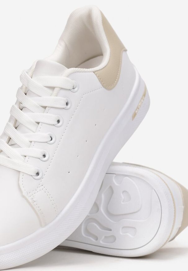 Renee - Biało-Beżowe Wiązane Sneakersy na Płaskiej Podeszwie z Modną Wstawką Zanelih. Kolor: biały. Obcas: na płaskiej podeszwie