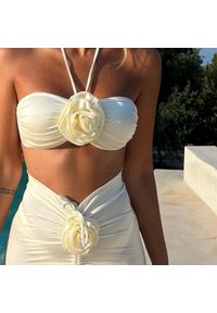 Intica - Strój kąpielowy z kwiatami 3D na plażę i basen Lydianne. Kolor: biały. Materiał: tkanina, materiał. Wzór: kwiaty #6