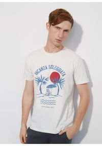 Ochnik - Kremowy T-shirt męski z printem. Kolor: beżowy. Materiał: bawełna. Wzór: nadruk