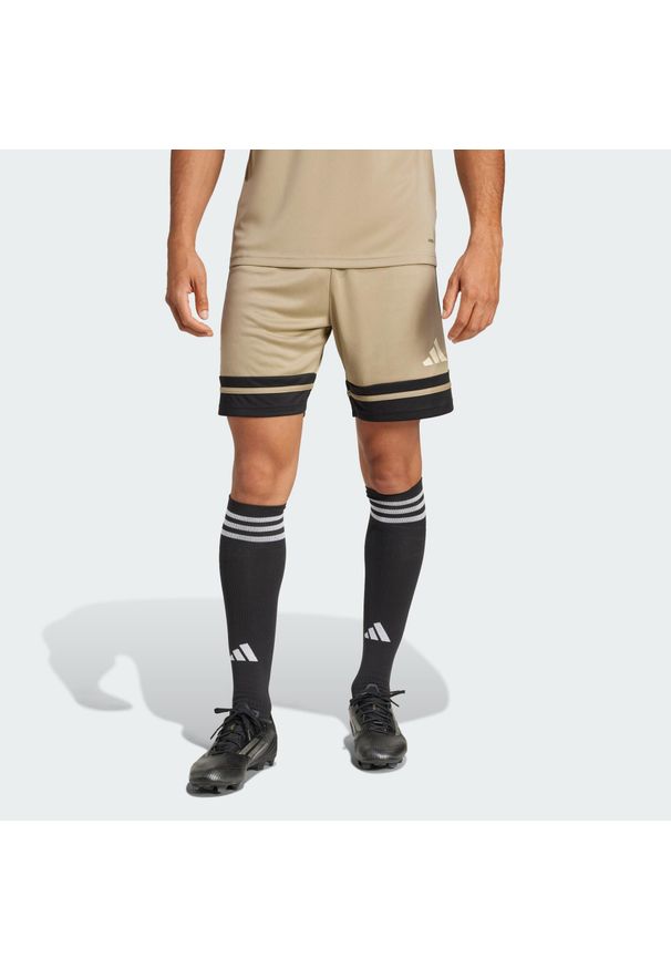Adidas - Szorty Squadra 25. Kolor: brązowy, czarny, czerwony, zielony, wielokolorowy. Sport: piłka nożna