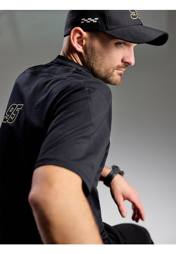 4f - 4F T-shirt regular męski 4F x Bartosz Zmarzlik - czarny 3XL. Okazja: na co dzień. Kolor: czarny. Materiał: jersey, dzianina, bawełna. Długość rękawa: krótki rękaw. Długość: krótkie. Wzór: ze splotem, haft, gładki. Styl: casual, sportowy, klasyczny