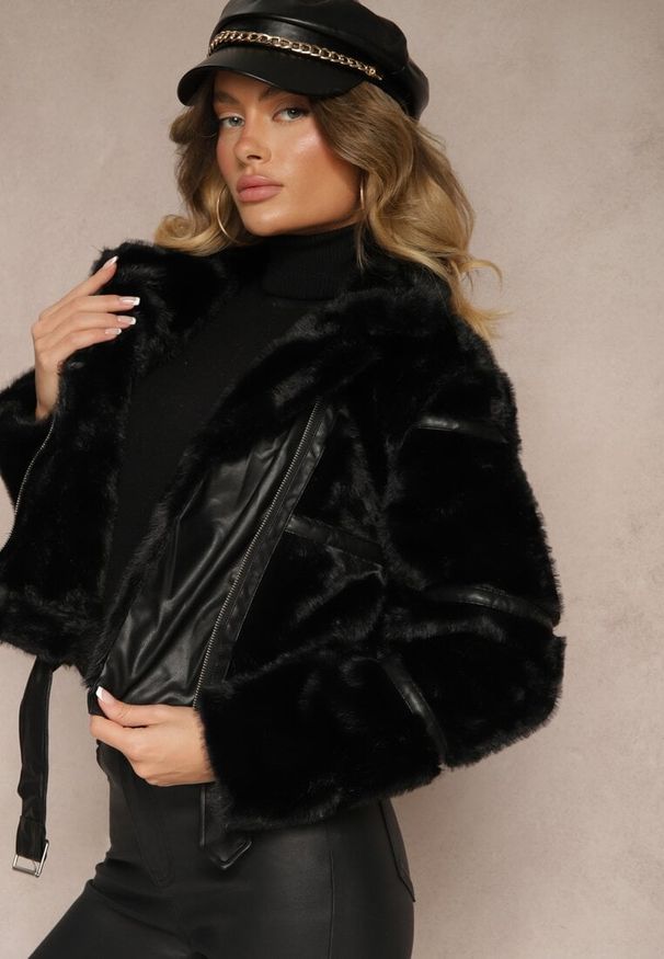 Renee - Czarna Kurtka z Pikowanym Futerkiem z Paskiem i Klamrą Norandel. Okazja: na co dzień. Kolor: czarny. Materiał: futro. Styl: elegancki, casual, klasyczny