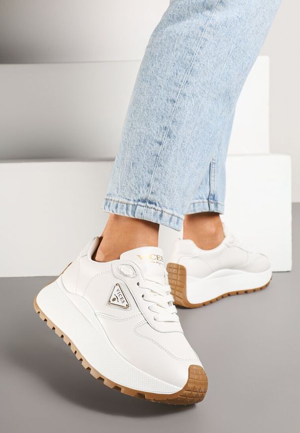 Renee - Białe Sneakersy Vices na Platformie Ozdobione Metaliczną Aplikacją Nelviera. Okazja: na co dzień. Kolor: biały. Materiał: jeans. Wzór: aplikacja. Obcas: na platformie