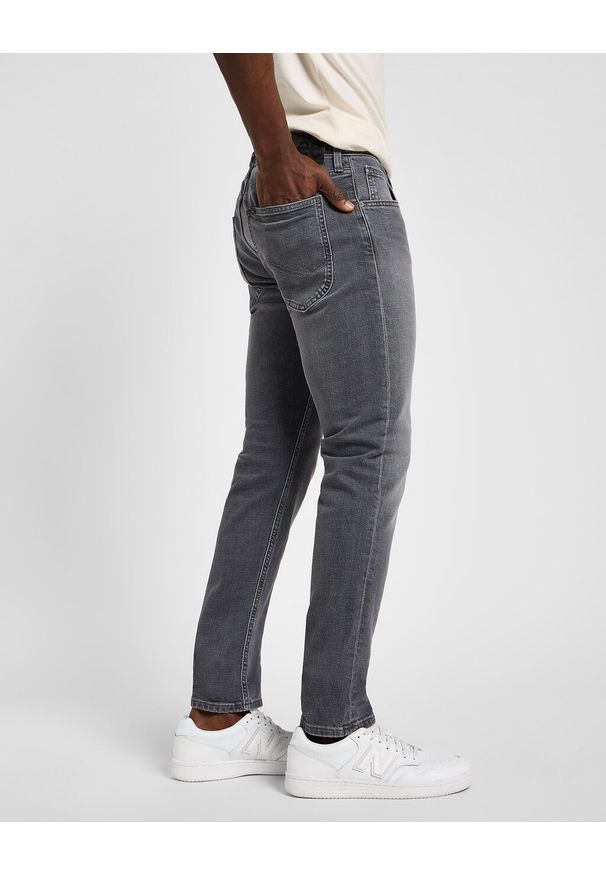 Lee - LEE MĘSKIE SPODNIE JEANSOWE LUKE GRANITE STONE 112355859 L719008580