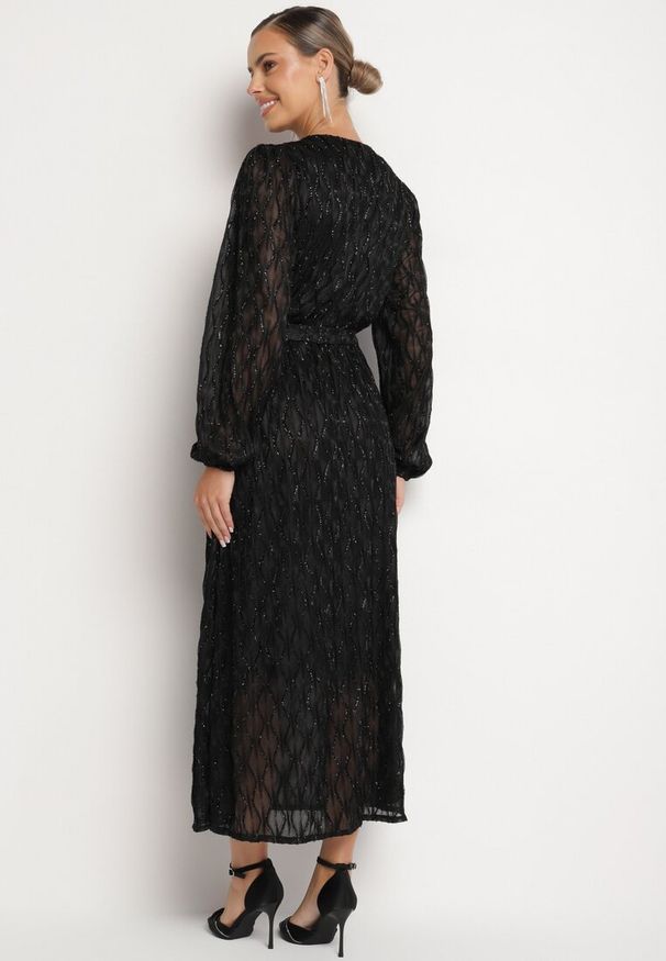 Born2be - Czarna Połyskująca Sukienka o Rozkloszowanym Kopertowym Kroju z Wiązanym Paskiem Oceola. Okazja: na co dzień. Typ kołnierza: dekolt w kształcie V. Kolor: czarny. Typ sukienki: kopertowe. Styl: wizytowy, casual