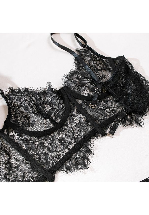 Intica - Koronkowy komplet bielizny z regulowanymi paskami na romantyczne wieczory Yulya. Kolor: czarny. Materiał: koronka. Wzór: paski, koronka
