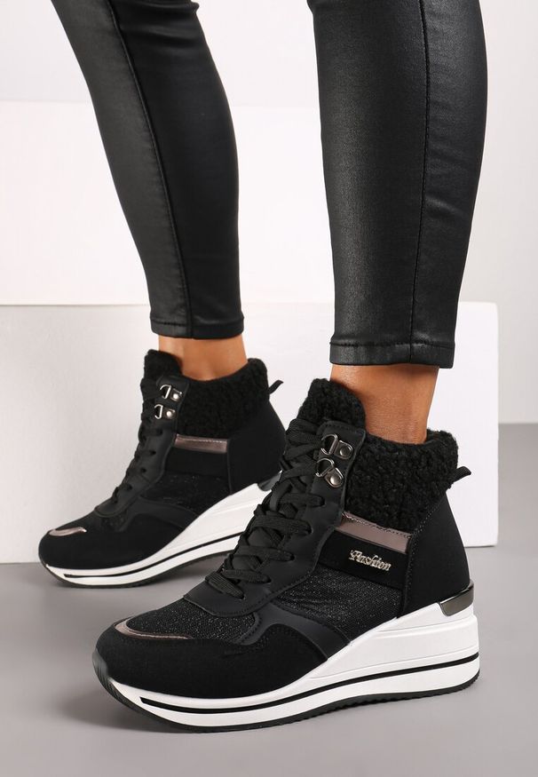 Renee - Czarne Botki na Koturnie w Streetwearowym Stylu Ozdobione Futerkiem Arabelline. Okazja: na co dzień. Kolor: czarny. Materiał: futro. Wzór: aplikacja. Obcas: na koturnie. Styl: klasyczny, elegancki, casual