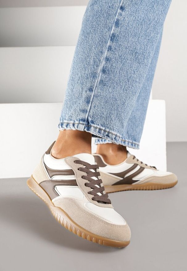 Born2be - Ciemnobeżowe Sneakersy w Stylu Tenisówek Ozdobione Geometrycznym Wzorem Fesilia. Okazja: na co dzień. Kolor: beżowy. Materiał: jeans. Wzór: aplikacja, geometria
