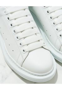 Alexander McQueen - ALEXANDER MCQUEEN - Białe sneakersy Larry. Zapięcie: sznurówki. Kolor: biały. Materiał: guma #2