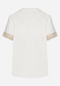 Born2be - Biały T-shirt z Bawełny Zdobiony Koronką z Cekinami Pollea. Okazja: na co dzień. Kolor: biały. Materiał: bawełna, koronka. Długość rękawa: krótki rękaw. Długość: krótkie. Wzór: aplikacja, koronka. Styl: klasyczny, casual
