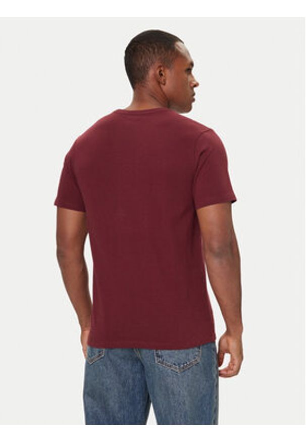 Levi's® T-Shirt Original Housemark 56605-0300 Bordowy Standard Fit. Kolor: czerwony. Materiał: bawełna