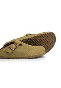 Klapki unisex Birkenstock Boston Corduroy Cork. Zapięcie: bez zapięcia. Kolor: zielony. Materiał: skóra, zamsz. Szerokość cholewki: normalna. Sport: turystyka piesza
