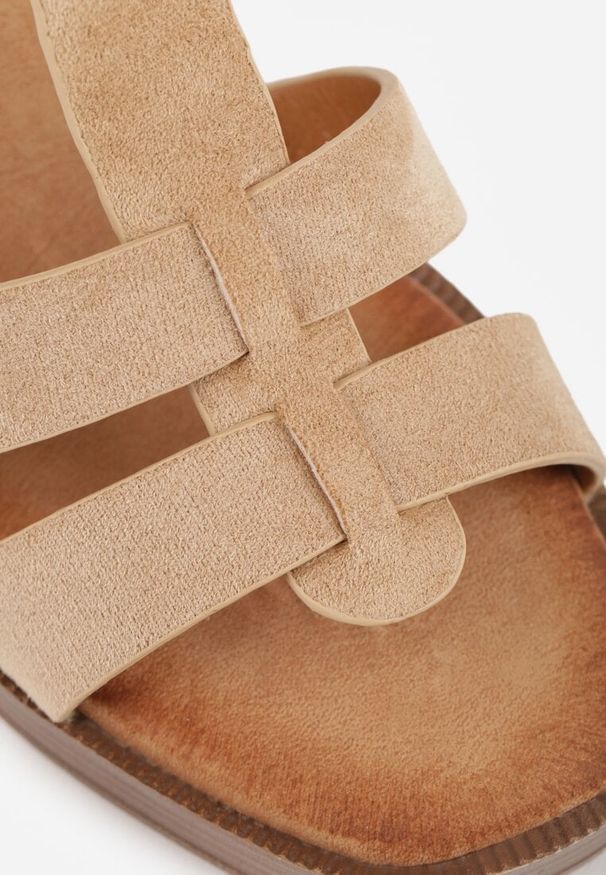 Renee - Ciemnobeżowe Sandały VICES na Słupku i Platformie z Geometrycznymi Paskami Undilis. Okazja: na co dzień. Zapięcie: pasek. Kolor: beżowy. Materiał: satyna. Wzór: geometria. Obcas: na platformie. Styl: casual