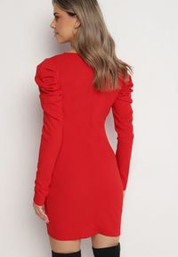 Born2be - Czerwona Mini Dopasowana Sukienka z Kopertowym Dekoltem i Asymetryczną Zakładką Omiura. Kolor: czerwony. Długość rękawa: długi rękaw. Typ sukienki: asymetryczne, kopertowe. Długość: mini