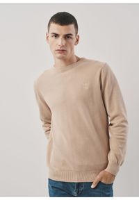 Ochnik - Beżowy bawełniany sweter męski z logo. Kolor: beżowy. Materiał: bawełna. Długość: długie. Wzór: aplikacja #1