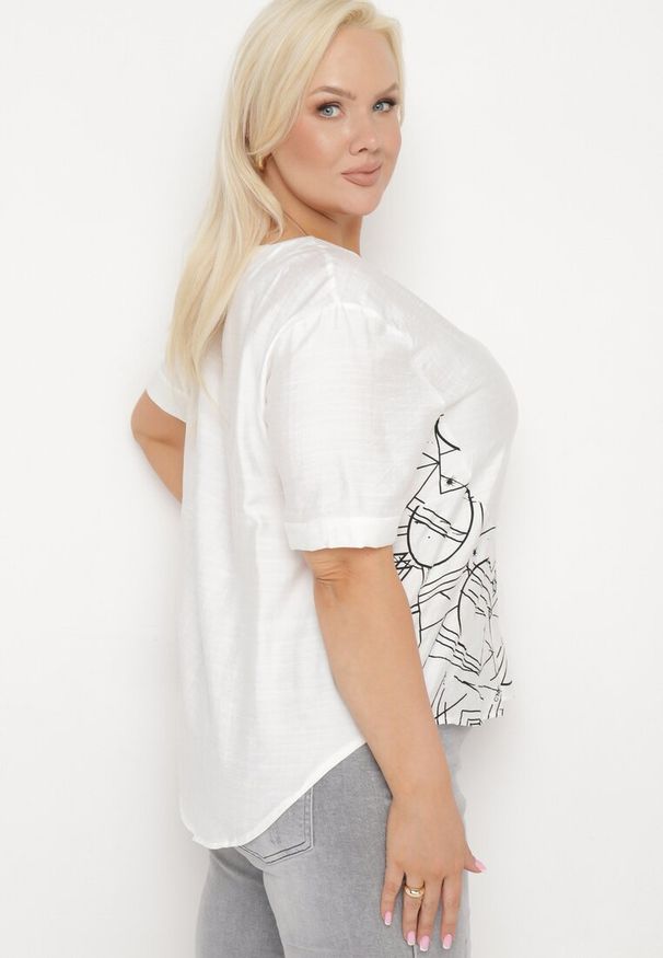 Born2be - Biała Bawełniana Bluzka T-shirt z Krótkim Rękawem z Nadrukiem i Guzikami Fiomara. Okazja: do pracy. Kolor: biały. Materiał: bawełna. Długość rękawa: krótki rękaw. Długość: krótkie. Wzór: nadruk