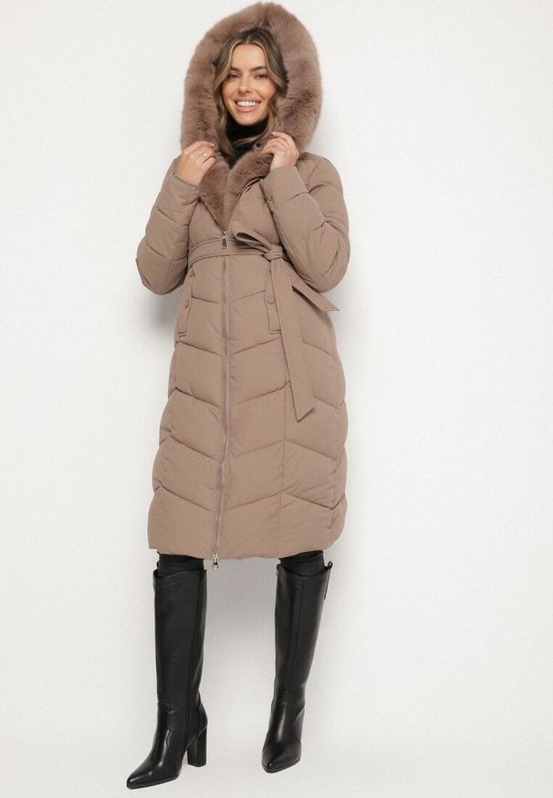 Born2be - Ciemnobeżowa Pikowana Kurtka z Futerkowym Obszyciem i Paskiem Samiria. Okazja: na co dzień, na spotkanie biznesowe, do pracy. Kolor: beżowy. Materiał: dzianina, poliester, jeans, futro. Styl: casual, biznesowy, klasyczny