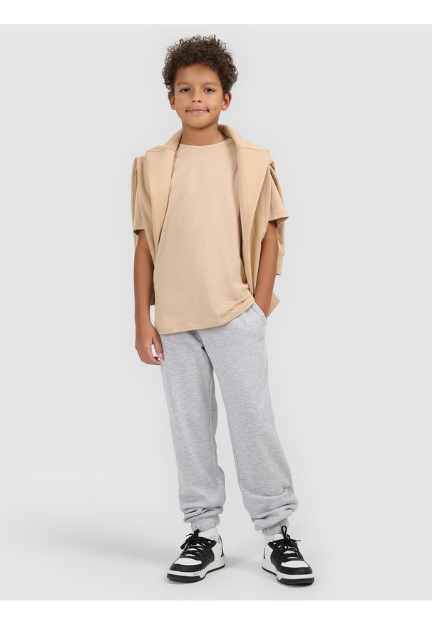 4f - 4F T-shirt regular gładki chłopięcy - beżowy 122 (6-7 lat). Okazja: na co dzień, na spacer, na uczelnię. Kolor: beżowy. Materiał: materiał, bawełna, dresówka, jeans. Wzór: gładki. Sezon: lato. Styl: klasyczny, casual