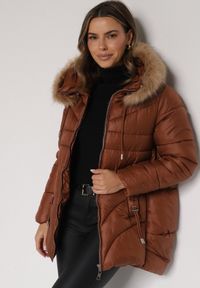 Born2be - Brązowa Pikowana Kurtka o Trapezowym Kroju z Kapturem i Odpinanym Futerkiem Deolaine. Okazja: na co dzień. Typ kołnierza: kaptur. Kolor: brązowy. Materiał: futro. Długość rękawa: długi rękaw. Długość: długie. Styl: elegancki, casual #2